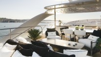 ILLUSION 120 - Sunning Area & Coffee Table